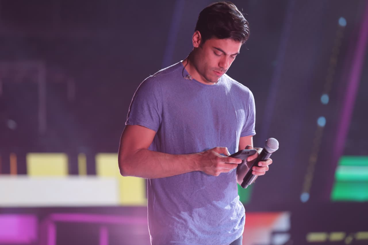 Durante los descansos, el cantante aprovechó para revisar su teléfono.