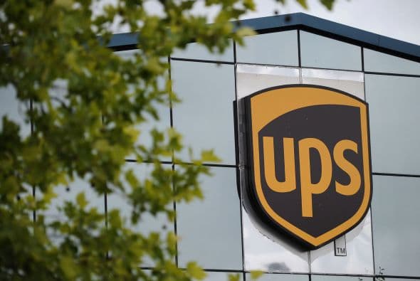 UPS- La mayor empresa de mensajería del mundo informó que en el primer trimestre de 2011 ganó $970 millones, 6% por encima de los $915 millones que obtuvo en la misma fecha de hace un año. De acuerdo con Scott Davis, presidente y consejero delegado, en ese periodo la firma registró un rápido crecimiento de la demanda relacionada con el comercio electrónico y con el envío de paquetes ligeros.