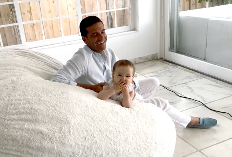 Aaron, esposo de Satcha, estaba encantado de ver a su pequeña coqueta.