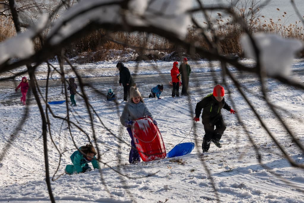 El amanecer de este sábado 21 de diciembre fue lo más parecido a 
<b>una blanca <a href="https://www.univision.com/local/nueva-york-wxtv/mta-cambios-horarios-subway-navidad-ano-nuevo-2024" target="_blank">Navidad para millones de personas</a></b> en los
<b> cinco condados de la ciudad de Nueva York</b>. Por ejemplo, en 
<b>Brooklyn</b>, adultos y niños se deslizaron por 
<b>la nieve que se acumuló en Prospect Park</b>.