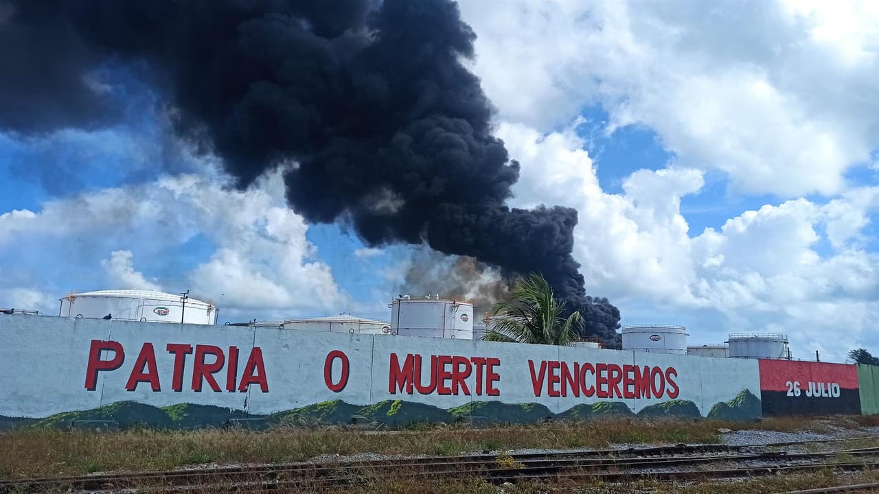 Un tercer
<b>tanque petrolero colapsó a la media noche del domingo en Matanzas, en el occidente de Cuba</b>, donde los bomberos llevan dos días batallando con un gigantesco incendio, que ha dejado un muerto, más de 120 heridos y 16 desaparecidos, informaron autoridades locales, que aclararon que la zona había sido evacuada.