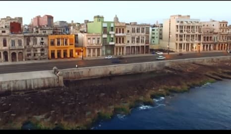 La producción utilizó un dron para realizar algunas tomas aéreas de la capital cubana, como La Habana vieja y el famoso muelle y el malecón.