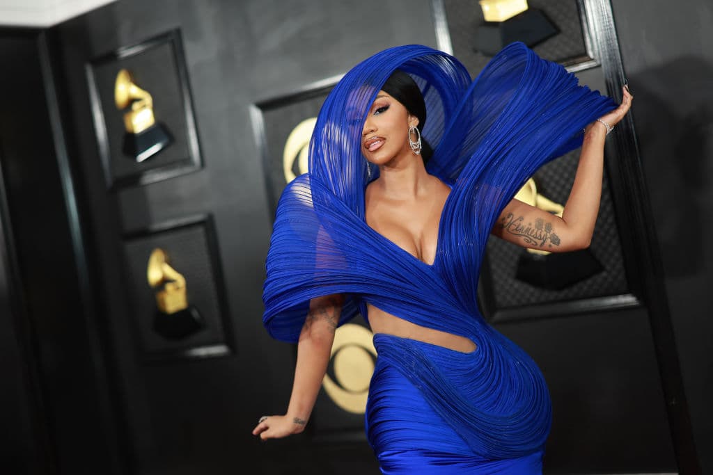 <h2 class="cms-H2-H2">Cardi B</h2>
<br>Con la sensualidad y el glamour que la caracterizan, la cantante de 'Hot Shit' brilló en la alfombra roja de los GRAMMY 2023.