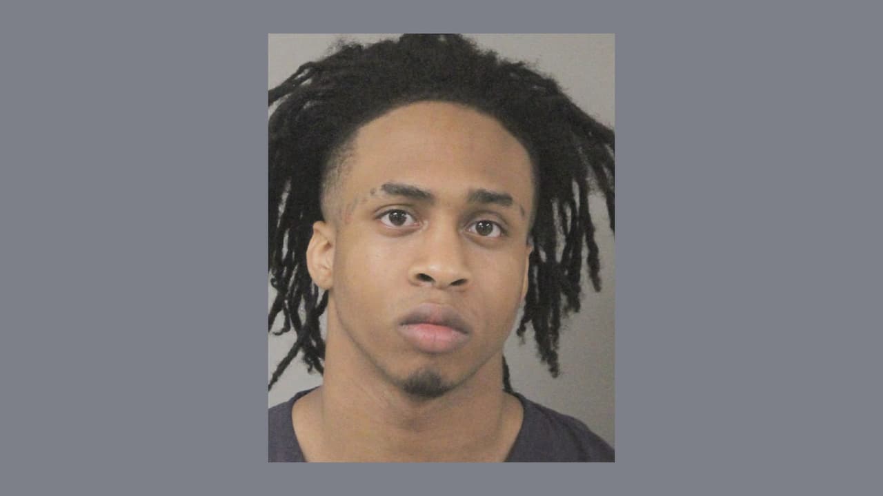 Acusan a un joven de 19 años de asesinato con posibilidad de pena capital por robar y matar a un hombre 