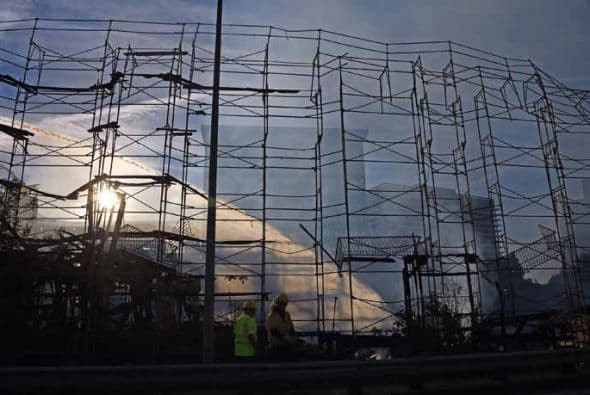 La gigantesca estructura del edificio de apartamentos en construcción quedó La gigantesca estructura del edificio de apartamentos en construcción quedó reducida de cenizas. Detalles de este reporte aquí