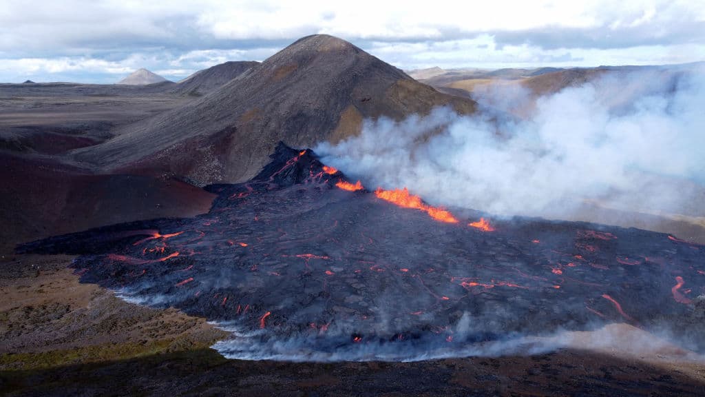 El instituto meteorológico de Islandia estimó este jueves la longitud de la grieta en unos 360 metros (1,181 pies), con chorros de lava que alcanzaban entre 10 y 15 metros.