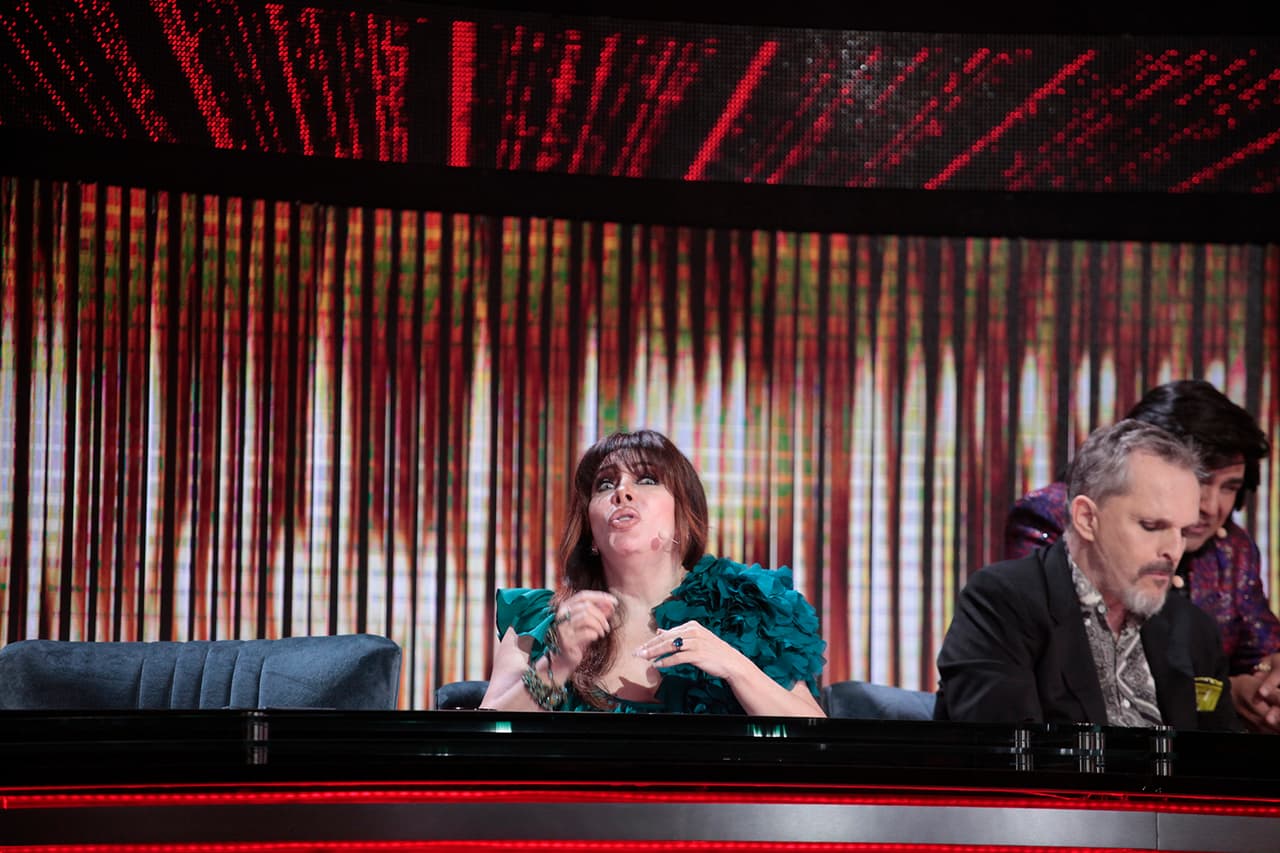 Cuando todo el mundo celebraba la buena acción de Giovani, Verónica Castro no pudo aguantarse y dijo: "Yo sí me lo como completo". Galilea agregó: "¿Aunque nos digan que no, verdad, Vero?". "Aunque me digan que no, yo me lo como", insistió la Jueza de Honor.