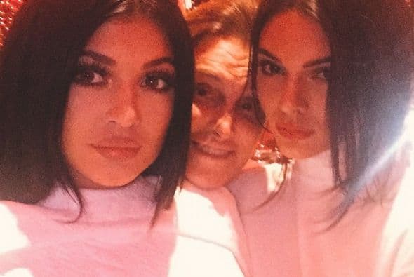 Festejando con su hermana Kendall y papi Bruce Jenner al fondo.