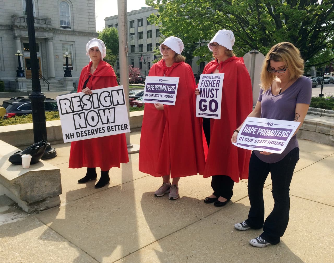 Las activistas sienten que la novela es una buena metáfora de
<a href="http://www.univision.com/noticias/trending/querido-trump-he-apuntado-en-mi-diario-los-ataques-a-las-mujeres-en-tus-primeros-100-dias">las amenazas que representa el gobierno para su salud y libertad reproductiva</a>, algunas medidas de la reforma de salud, como los recortes del financiamiento federal a Planned Parenthood y a Medicaid. “Estaba nerviosa al principio porque no sabía si funcionaría o si la gente entendería o si creerían que era algo tipo de Caperucita Roja, pero lo comprendieron”, comentó Busby a
<a href="http://www.nbcnews.com/news/us-news/here-s-why-women-keep-dressing-handmaids-statehouses-n775206"> <u>NBC News</u></a>.