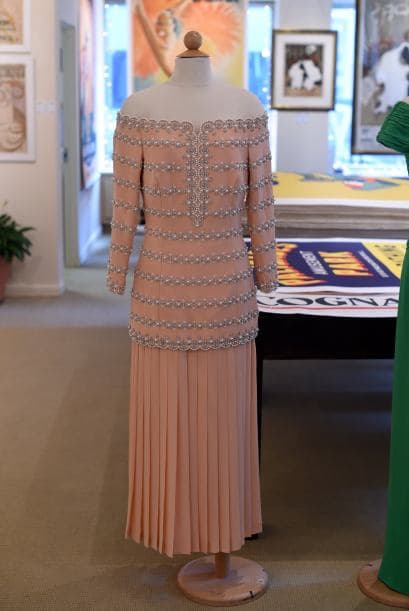 Este vestido color pétalo de rosa fue usado por Diana en la reapertura del Teatro Savoy.