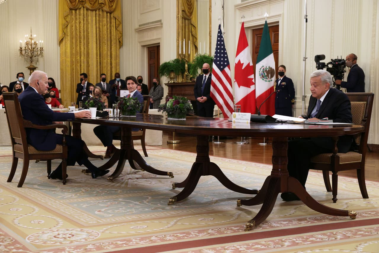 En el encuentro, Joe Biden recordó que como líderes comparten un gran potencial que se debe de aprovechar para unir las fuerzas en beneficio de la población de las tres naciones.
<br>
<br>
<a href="https://www.univision.com/temas/andres-manuel-lopez-obrador">López Obrador</a> señaló que la ratificación del T-MEC ha sido una acertada decisión para “el bien de nuestros pueblos y naciones” y primer ministro de Canadá agradeció al presidente Biden por organizar la cumbre.
<br>
<br>
<a href="https://www.univision.com/noticias/america-latina/del-nafta-al-t-mec-la-historia-del-pacto-comercial-de-america-del-norte-en-20-fotografias-fotos"><u>Vea aquí la historia de la creación del NAFTA hasta el nuevo T-MEC en fotos</u></a>
<br>
<br>