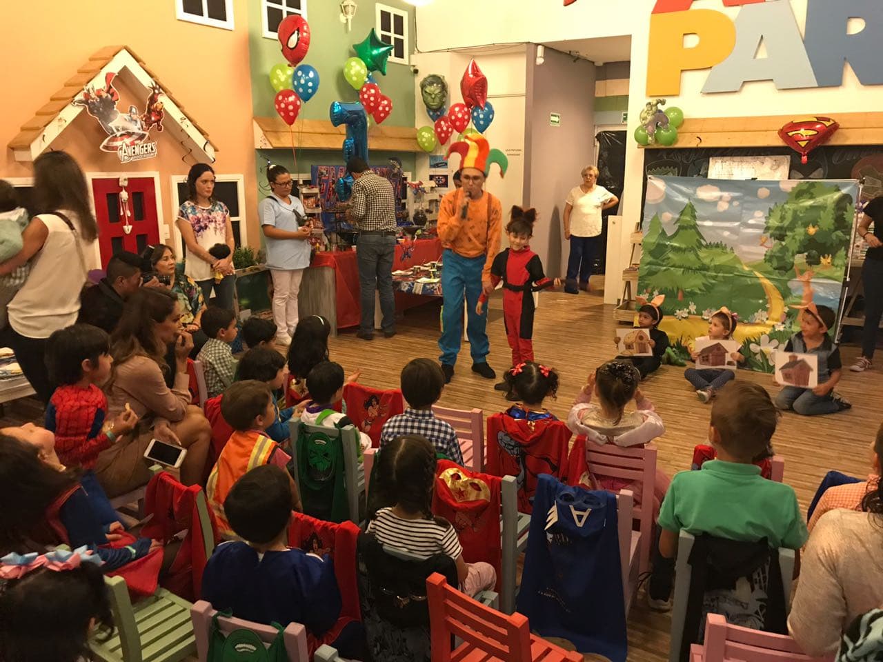 Ninel Conde estuvo al lado de su hijo menor en todo momento. Aquí la vemos disfrutando del show infantil que contrató para su pequeño.