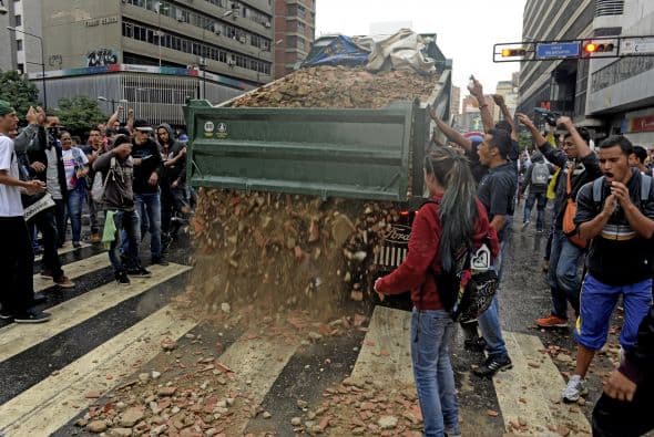 Entre tanto, un grupo de jóvenes bloqueó con basura y escombros una de las principales avenidas de la capital por más de una hora en el Este de la ciudad.