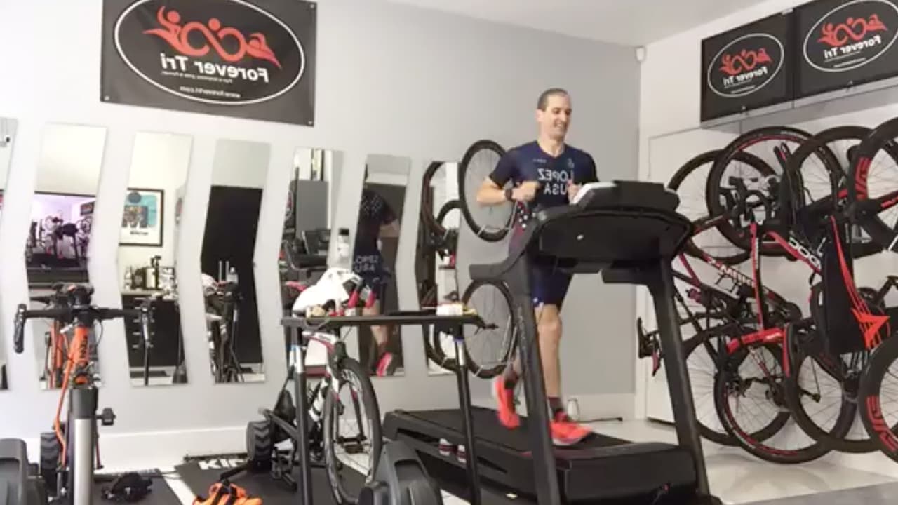 "Y motivar a la gente a que se mantenga activa y que realice ejercicio de acuerdo a sus posibilidades", señaló López