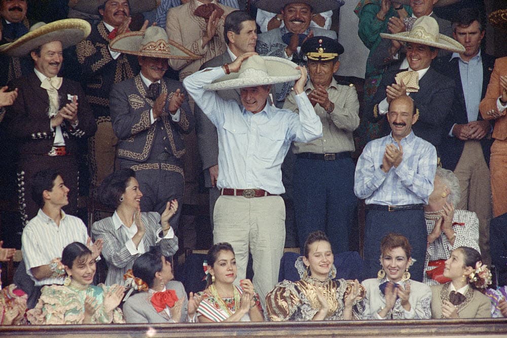 "Realmente yo sentía que la vida de él era de él. 
<b>Él cumplía conmigo, él cumplía con sus hijos. </b>Nos reuníamos para estar con los hijos, para platicar él y yo", dijo presuntamente sin ahondar en detalles.
<br>