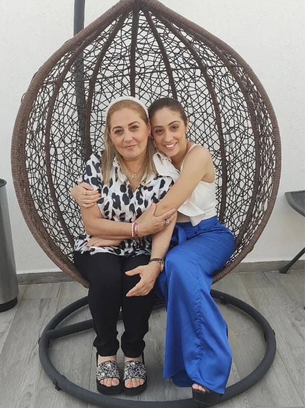 <b>Bertha, la hermana del fallecido Octavio Ocaña</b>, le dedicó un sensible mensaje a su madre, doña Ana Lucía: "Que seas mi madre me da fuerzas, no me canso de admirarte porque a pesar de que aparentas ser fuerte, sé que el dolor te está acabando y no existe una cura para tu alma, ni existirá nunca. Sin embargo, representas fortaleza, admiración, amor y si volviera a nacer te volvería a elegir, gracias por tu existencia mamita porque a pesar de todo sigues tratando de sostenernos como lo hiciste siempre... Feliz día a la mejor mamá del mundo (Desde allá arriba seguro te abraza como lo hacía siempre en este día tan especial y en todos los días de su vida tú para él fuiste la mejor madre)".