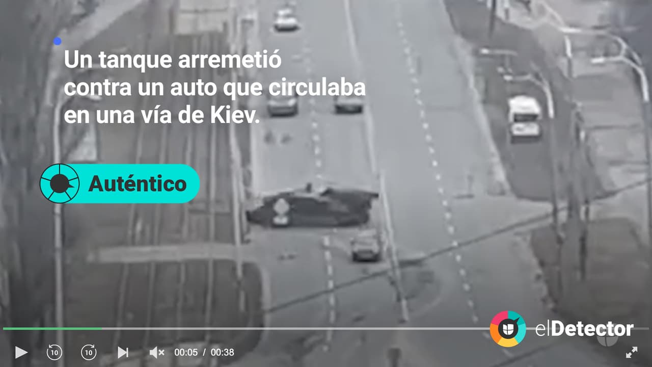 <h3 class="cms-H3-H3"><b>El tanque que aplastó al auto en Ucrania</b></h3> Es 
<b>auténtico </b>
<a href="https://twitter.com/AlexKhrebet/status/1497123956318523392?ref_src=twsrc%5Etfw%7Ctwcamp%5Etweetembed%7Ctwterm%5E1497123956318523392%7Ctwgr%5E%7Ctwcon%5Es1_&ref_url=https%3A%2F%2Fpiaui.folha.uol.com.br%2Flupa%2F2022%2F02%2F25%2Fverificamos-blindado-carro%2F"><u>el video en el que un tanque aplastó un vehículo</u></a> con una persona dentro: sí ocurrió en Ucrania en medio de la invasión rusa, como confirmó 
<a href="https://www.nbcnews.com/nightly-news/video/new-video-shows-tank-targeting-car-as-russia-tightens-grip-on-ukraine-134087237693"><i>NBC News</i><b> </b><u>el 26 de febrero</u></a>. 
<br>
<br>En las imágenes, grabadas por los vecinos, se puede ver cómo el blindado se desvía y aplasta un auto, que se convierte en chatarra. Una persona sobrevivió y pudo ser rescatada del automóvil entre varias personas, como se puede ver en otras imágenes recogidas por 
<a href="https://www.youtube.com/watch?v=5HH38rhhG0w"><i>El Mundo</i></a>, de España. 
<br>
<br>Existen 
<a href="https://twitter.com/franakviacorka/status/1497134141627850789"><u>distintas grabaciones</u></a> hechas desde diferentes 
<a href="https://twitter.com/3sidedstory/status/1497128722188492803"><u>puntos de vista</u></a>, que corroboran que el hecho sucedió, como certificó la 
<a href="https://piaui.folha.uol.com.br/lupa/2022/02/25/verificamos-blindado-carro/"><i>Agencia Lupa</i><u>, de Brasil</u></a>, en una verificación.
<br>
<br>Entre los videos está el que publicó en Twitter el 
<a href="https://twitter.com/AlexKhrebet/status/1497123956318523392?ref_src=twsrc%5Etfw%7Ctwcamp%5Etweetembed%7Ctwterm%5E1497123956318523392%7Ctwgr%5E%7Ctwcon%5Es1_&ref_url=https%3A%2F%2Fpiaui.folha.uol.com.br%2Flupa%2F2022%2F02%2F25%2Fverificamos-blindado-carro%2F"><u>periodista Alexander Khrebet</u></a>, que sitúa este suceso en una calle del distrito de Obolon en Kiev. 
<a href="https://twitter.com/AlexKhrebet"><u> En su cuenta certificada de esa red social </u></a>se presenta como editor del buró internacional 
<a href="https://twitter.com/ZN_UA"><u>del sitio de noticias de ese país ZN.UA</u></a>. La grabación está hecha desde más lejos, pero registra una toma inicial de la grabación, según la 
<i>Agencia Lupa</i>. 
<br>
<br>Sin embargo, la
<i> Agencia Lupa </i>encontró que no está claro que el tanque fuese del ejército ruso y reseñaron que podría haber sido un suceso accidental con un carro blindado ucraniano. 
<br>