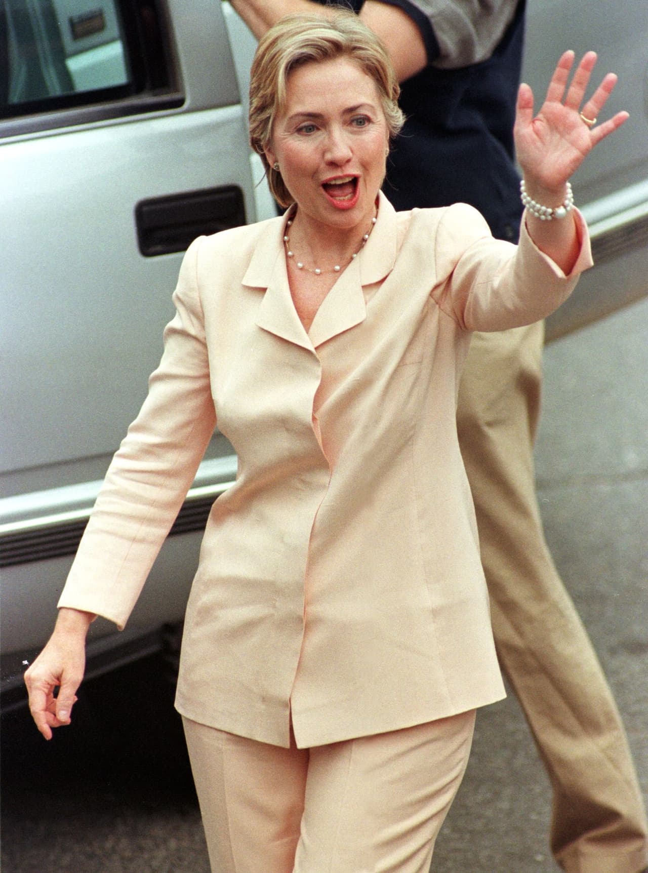 Si nos devolvemos a 1999, cuando Hillary Clinton era Primera Dama, es evidente que ya mostraba un marcado interés por usar sastre pantalón de un solo tono.
<br>(JOHN MOTTERN/AFP/Getty Images)