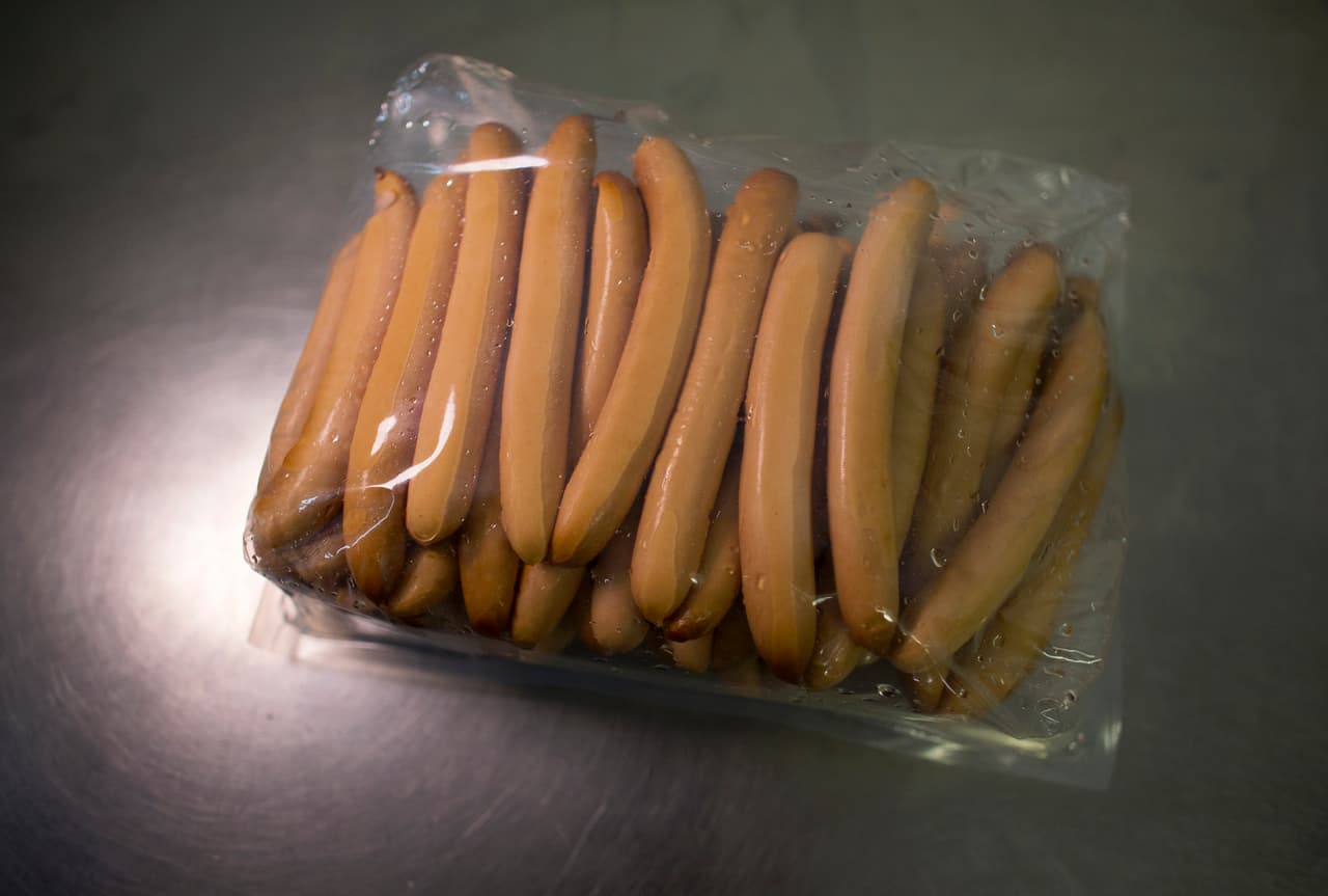 Vienna Beef retira más de 2,000 libras de salchichas para perros calientes por posible contaminación de metales