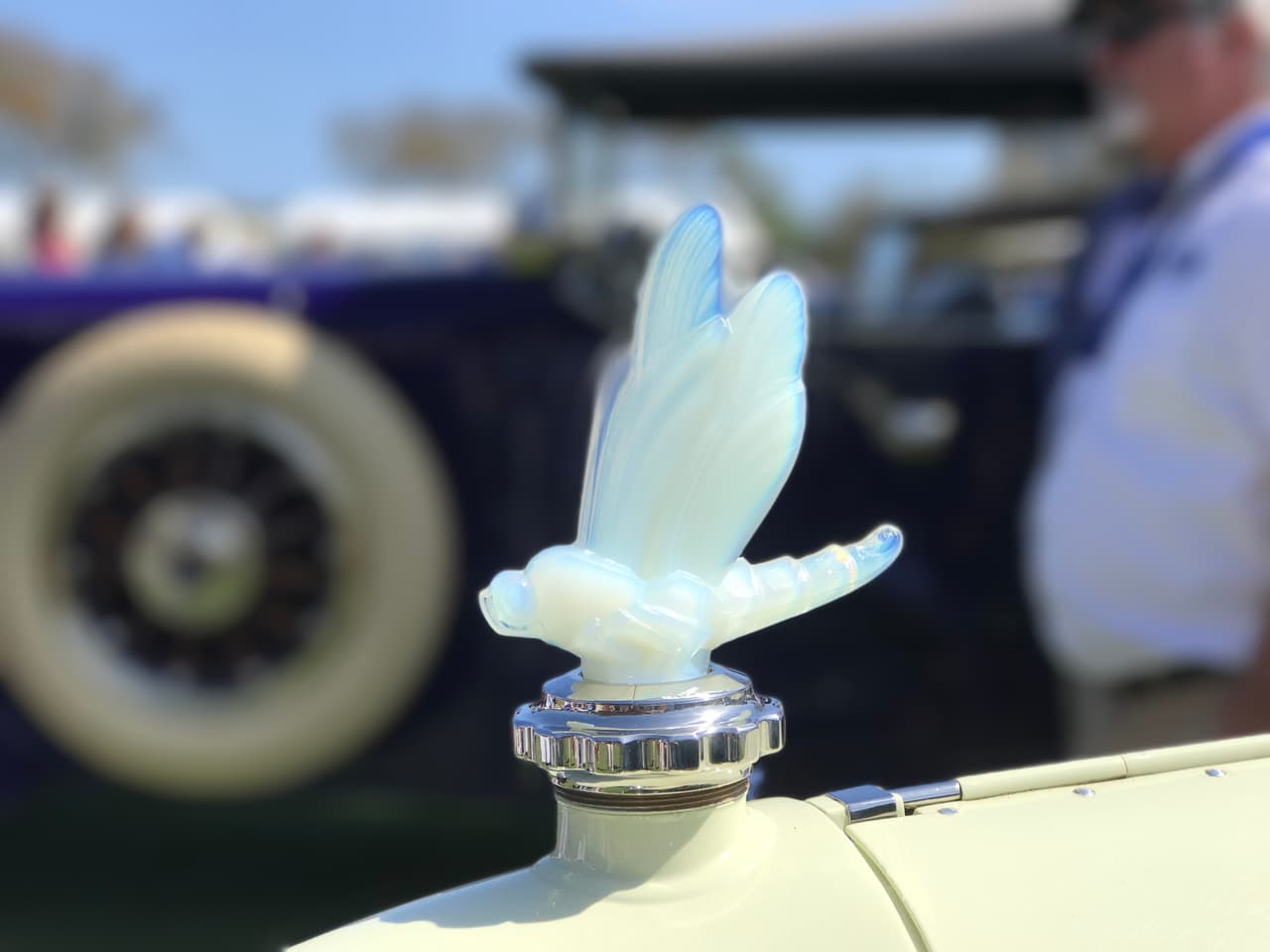 Lalique, la casa francesa de cristalería fina puso a la disposición del público una serie de hermosos (y costosos) adornos de capó de cristal. Esta es la ‘grande libellule’ o gran libélula, adosada al tope del radiador de un
<b>Mason Traveler de 1920</b> que su dueña, la exploradora Harriet Chalmers Adams, manejó por todos los Estados Unidos.