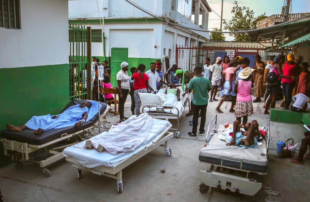 Personas heridas durante el terremoto son atendidas en el hospital de Les Cayes, Haití, el domingo 15 de agosto del 2021.