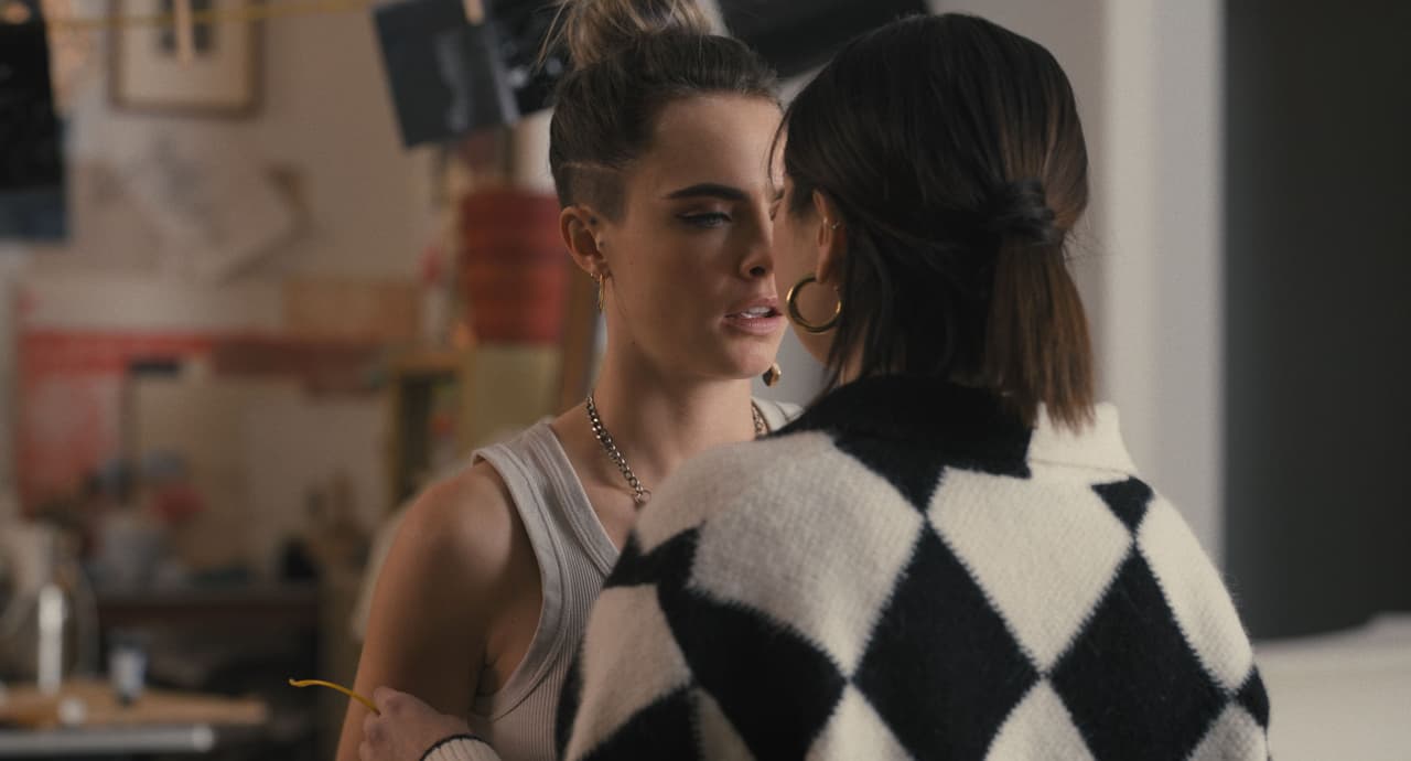 "Me siento mejor", dice Selena Gomez antes de besar apasionadamente en la boca a Cara Delevingne.