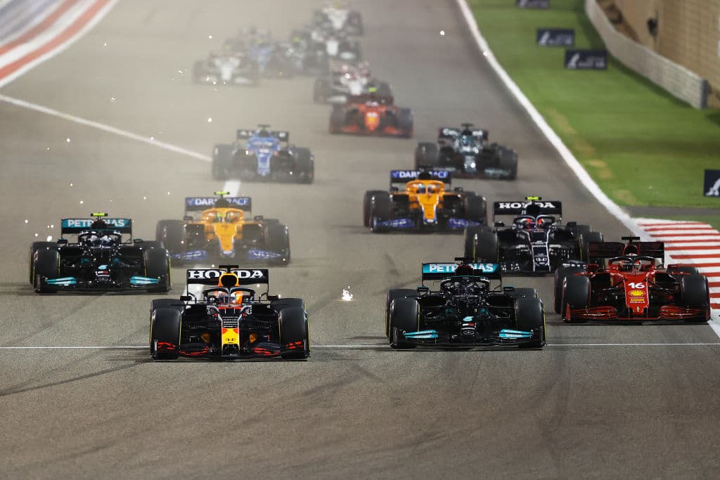 Inicia la Formula 1 con muchas sorpresas, Lewis Hamilton se corona campeón del primer Grand Prix del año, mientra que el mexicano Sergio Pérez, de ir en último lugar por un problema en su monoplaza, terminó quinto lugar en su debut con la escudería Red Bull. Su compañero Max Verstappen logró la segunda posición, mientras que Valtteri Bottas quedó en tercer lugar con Mercedes Benz.