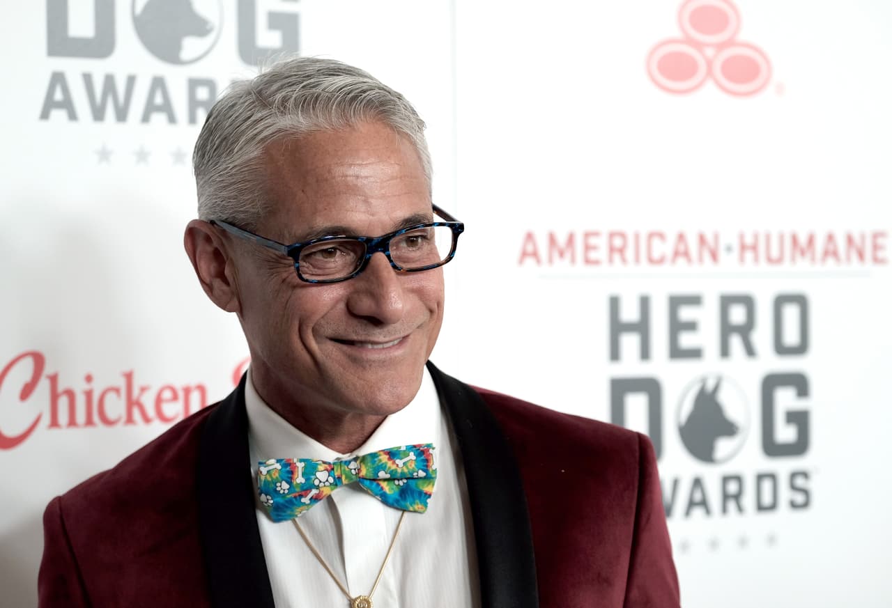 <b>Greg Louganis, atleta, doble campeón olímpico.</b> En 1995 hizo público que es VIH positivo: “No sabía cómo la gente lo iba a recibir. No soy Magic Johnson. No soy heterosexual, soy gay. Recibo muchas críticas, pero esto era lo que tenía que hacer”, dijo al momento del anuncio. Su revelación ocurrió siete años después de haber participado en los Juegos Olímpicos de Seúl, donde sufrió un accidente: se golpeó la cabeza contra la plataforma de salto y sangró abundantemente al caer en la piscina.