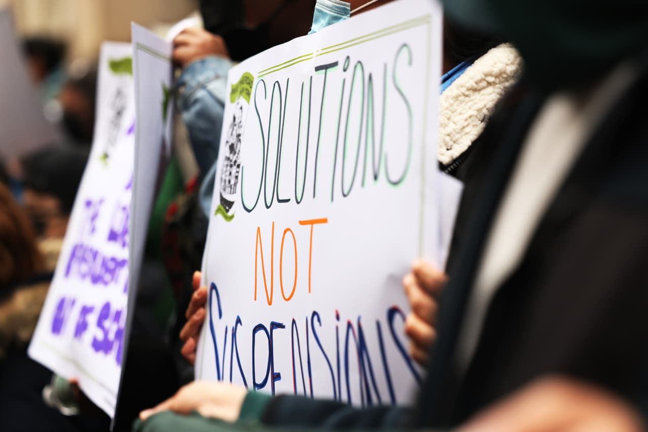 Según los manifestantes, las escuelas de Nueva York tienen prácticas discriminatorias de suspensiones hacia estudiantes afroamericanos, latinos y discapacitados que aumentan las posibilidades de deserción escolar.
<br>