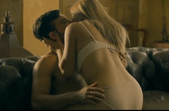 La joven pareja puso todo su entusiasmo a la hora de las escenas amorosas.