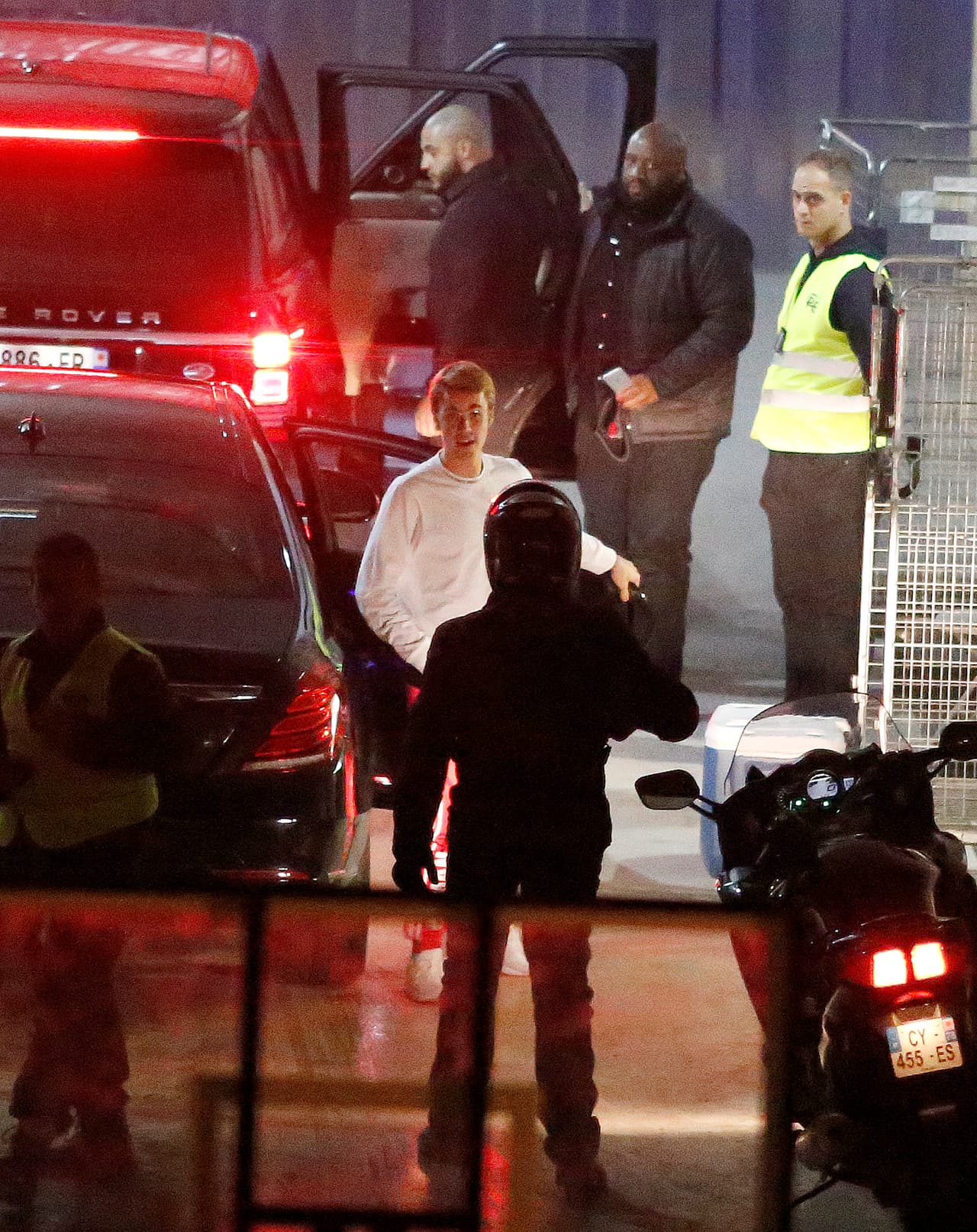 Se mostraba indignado porque no hicieron algo para impedir que se acercara el chico.