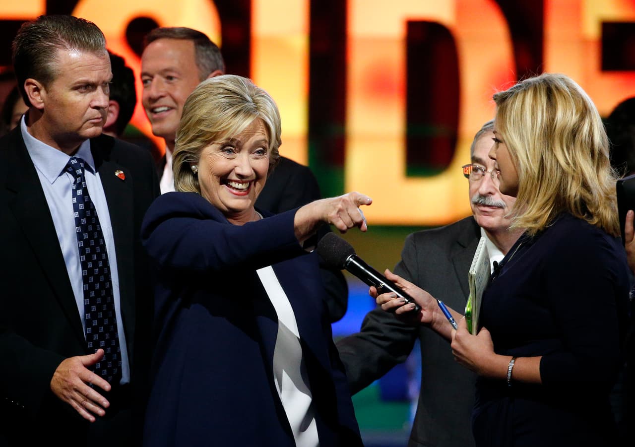 Hillary Clinton sale ilesa de un debate de tono amable