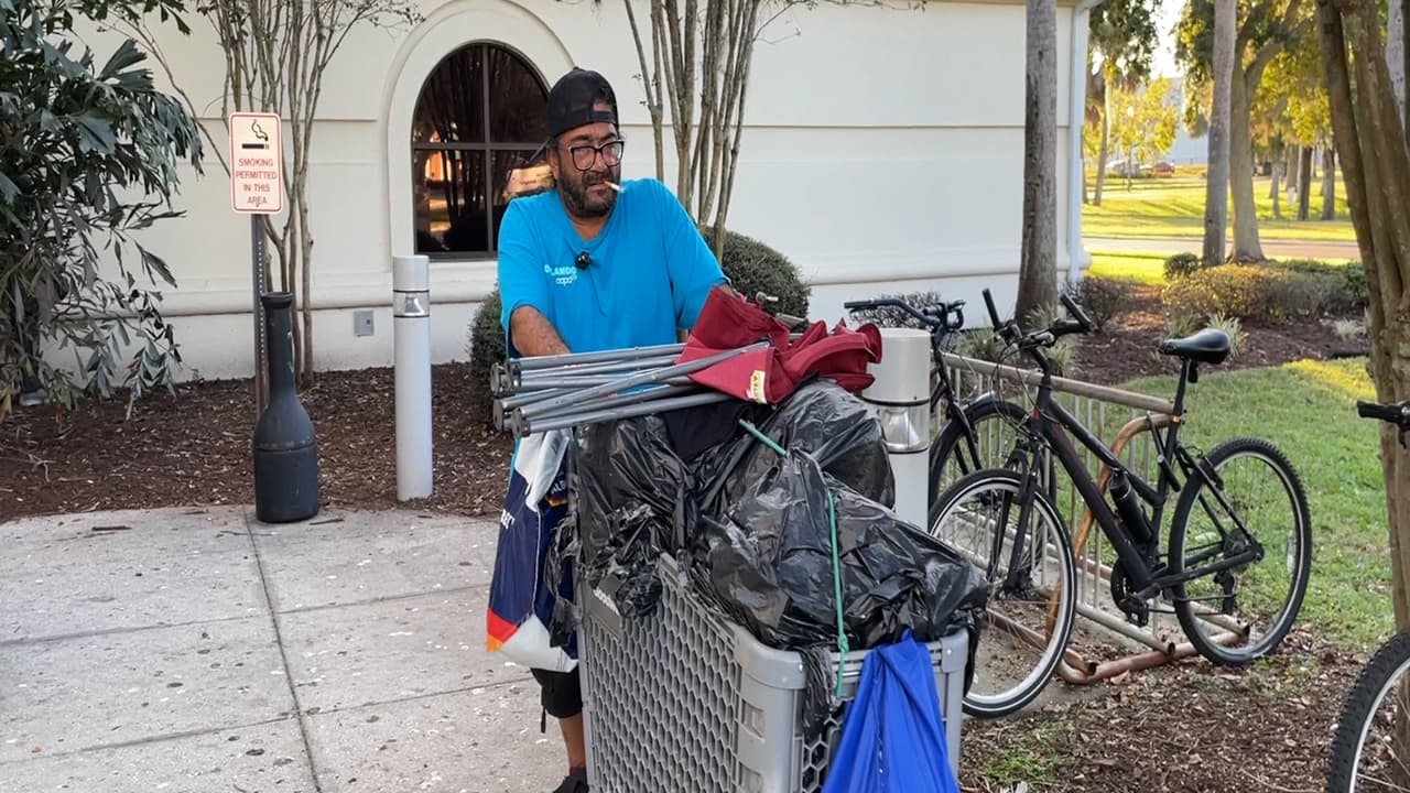 <b>"Me duele, porque yo iba allí a comer, a usar el baño, el shower, pero así es la vida"</b>, expresó Henry Palomo, una persona en situación de calle que entraba con frecuencia al Salvation Army para atender sus necesidades más básicas.