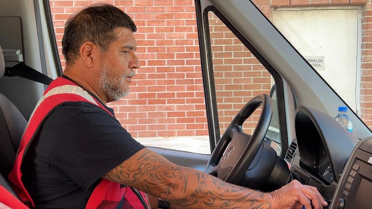 José Luis Yanez tiene 17 años trabajando en la Cruz Roja America en Houston y ha asistido en diferentes desastres naturales.
