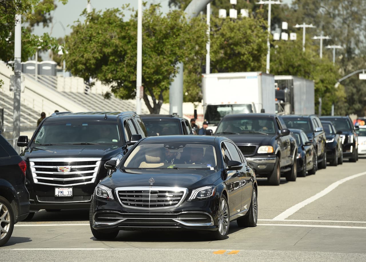 Así llegó la procesión fúnebre a la ceremonia conmemorativa de la Celebración de la Vida para el fallecido rapero Nipsey Hussle, cuyo nombre de pila era Ermias Asghedom. (Photo by Chris Pizzello/Invision/AP)
<br>
<br>
<a href="https://www.univision.com/local/los-angeles-kmex/miles-de-fanaticos-dan-el-ultimo-adios-al-rapero-nipsey-hussle">Encuentra toda la información del recorrido del último adiós a Nipsey Hussle aquí. </a>