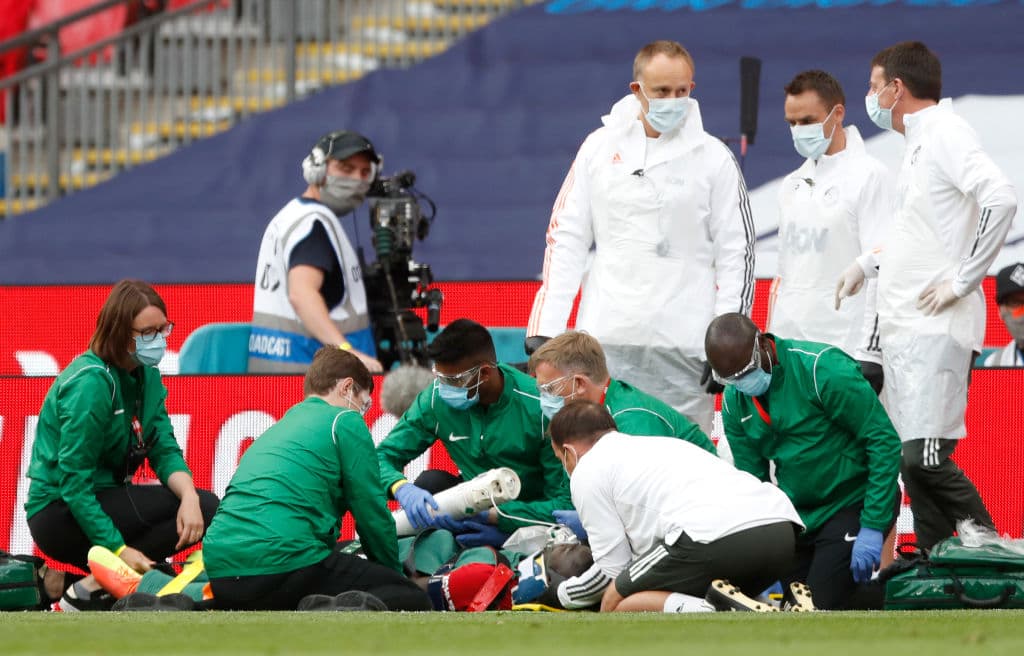 Manchester United 1-3 Chelsea | Oliver Giroud (45+11’) adelantaba a los de Lampard. Mount (46’) hizo el segundo y Maguire (74’) sepultó a los de Manchester con un autogol. El descuento llegó de los botines de Bruno Fernandes quien cobró una pena máxima. Chelsea se enfrentará al Arsenal en la final de la FA Cup, una de las competiciones más añejas del futbol mundial.