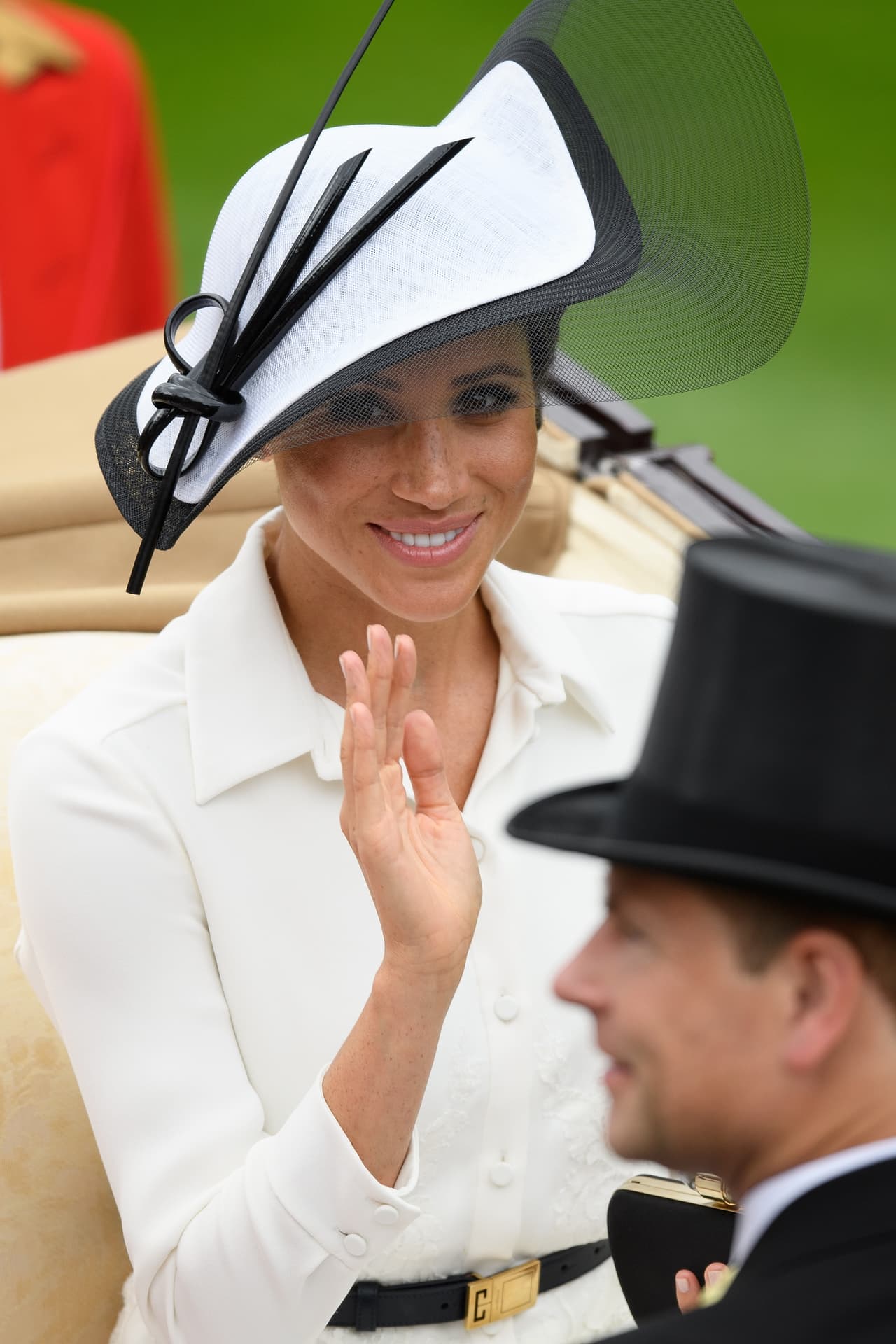 Markle estuvo risueña, saludando a la audiencia que también viste sus mejores galas para las carreras, ya que la tradición cuenta con un estricto protocolo de vestimenta.