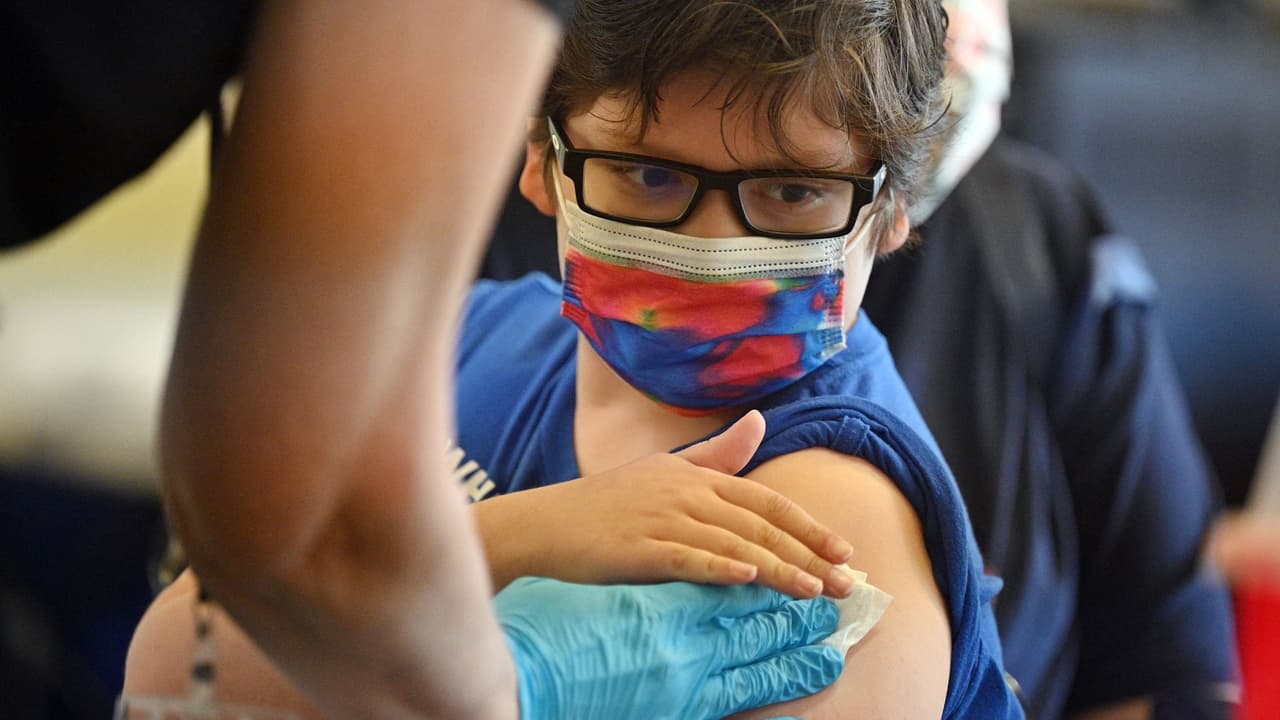 Esta propuesta de ley obligaría a todos los estudiantes de California a vacunarse contra el covid-19