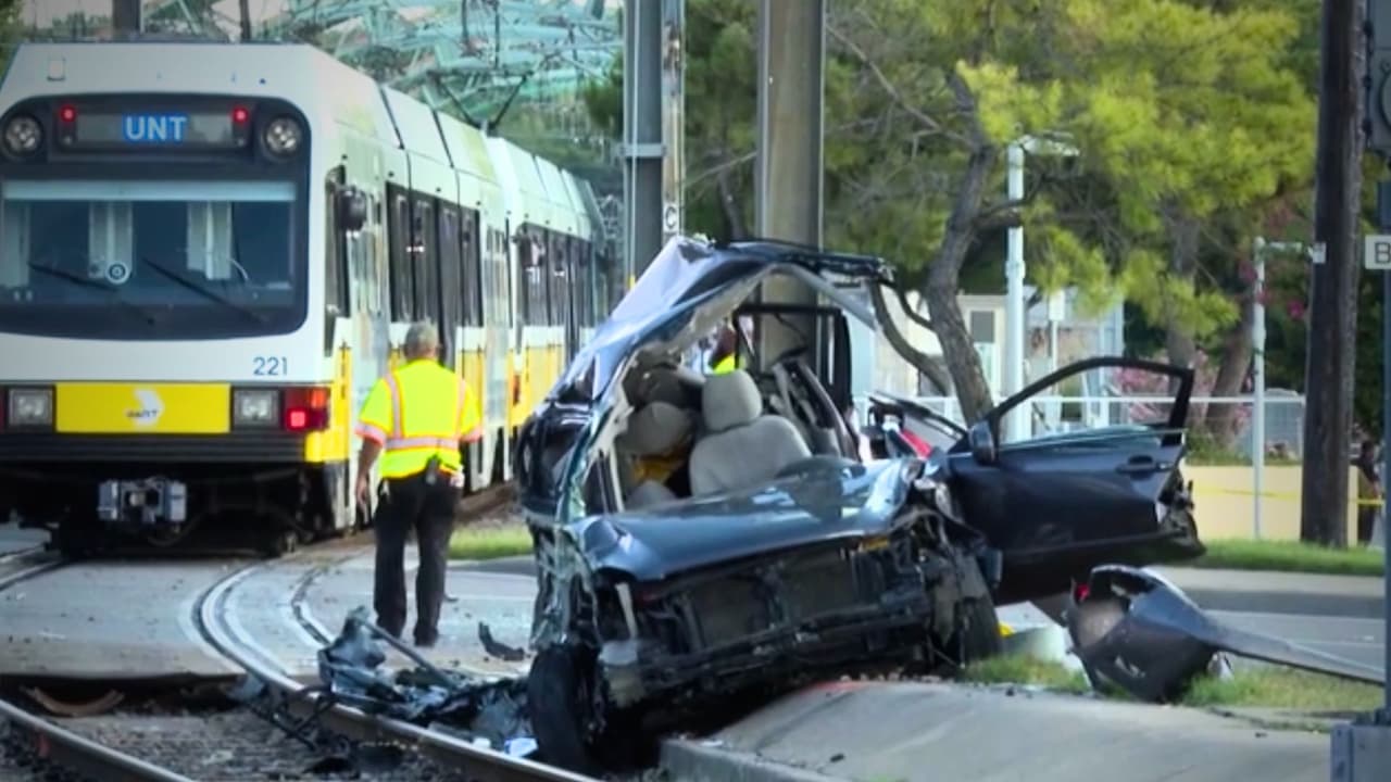 <b>Un conductor intentó ganarle el paso a un tren de la Línea Azul de DART en Oak Cliff</b>, Texas, la tarde del lunes 26 de agosto, lo que resultó en un fuerte choque alrededor de las 4 pm. Los equipos de rescate lograron sacar al conductor del auto, que quedó destrozado sobre las vías, y lo trasladaron a un hospital cercano. El estado de salud del conductor y de los pasajeros del tren no ha sido revelado. El incidente provocó retrasos de varias horas en el servicio de DART en la zona. Las autoridades recuerdan a los conductores la importancia de respetar las señales en los cruces ferroviarios, ya que los trenes no pueden frenar rápidamente. El sistema DART, que opera en el Metroplex, cuenta con cuatro líneas y 62 estaciones.