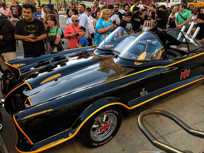 Los asistencias pudieron presenciar el clásico batimóvil.