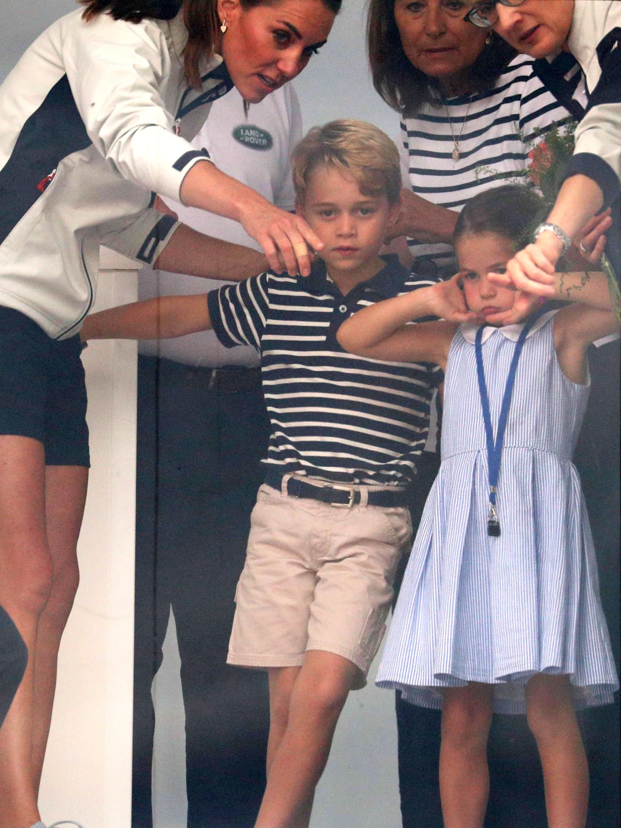 En un 
<a href="https://www.univision.com/famosos/charlotte-saco-la-lengua-y-george-ha-hecho-berrinches-los-momentos-simpaticos-de-los-hijos-de-william-y-kate-fotos">evento reciente</a> en el que fueron captados los duques de Cambridge, un analista de la familia real registró algunas deducciones sobre el contraste de personalidades entre George y Charlotte.