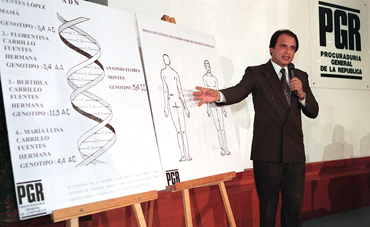 En 1997, en la cima de su carrera criminal, Carrillo Fuentes fue a una clínica en la Ciudad de México para realizarse una cirugía plástica y una liposucción que cambiaría su apariencia física para no ser reconocido por las autoridades, pero falleció en plena intervención quirúrgica.