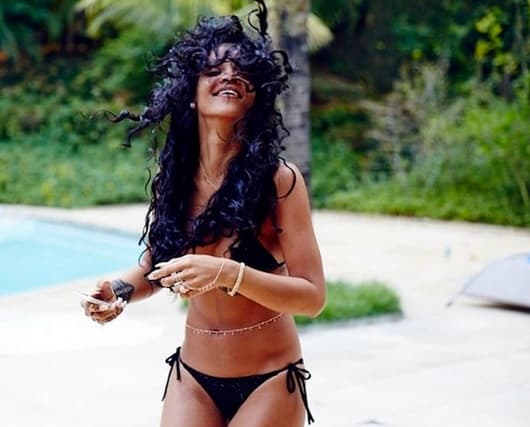 Ella sí que es toda una belleza de los pies a la cabeza, y en este nuevo videoclip nos impactará.