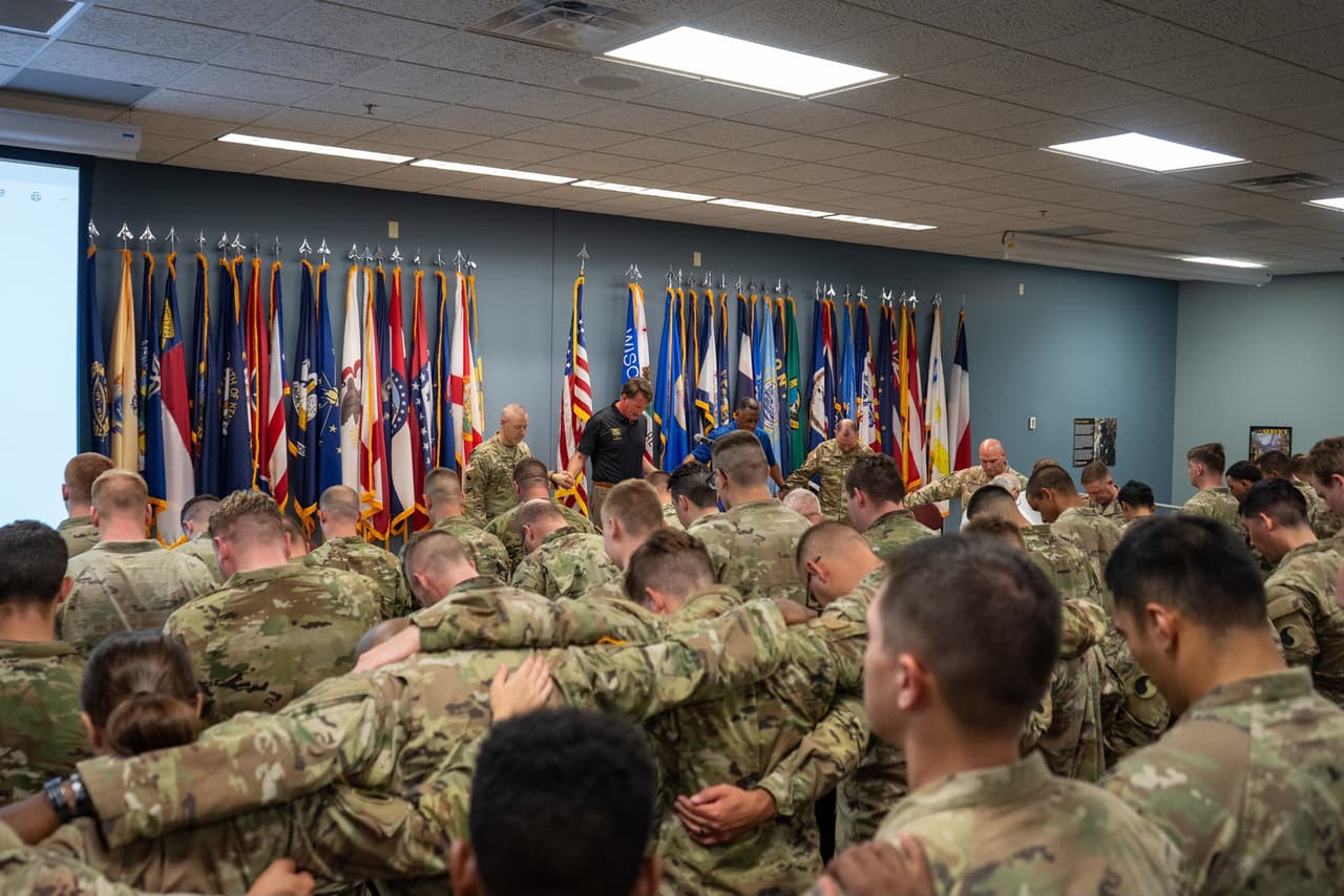 Durante su visita, el gobernador de Virginia oró con los miembros de la Guardia del estado que serán desplegados.