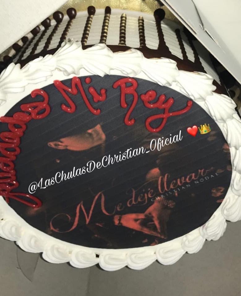 La comunicación entre el artista y sus fanáticas es constante y si a él no se le olvida celebrarlas, a ellas menos felicitarlo por cualquier motivo, sobre todo cuando es su cumpleaños pues, donde se encuentre, sus 'Chulas' siempre le hacen llegar un presente o el tradicional pastel.
<br>