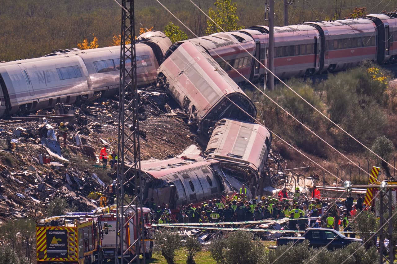 Al menos 68 muertos y 80 heridos en España tras el choque entre dos trenes de alta velocidad en el centro del país