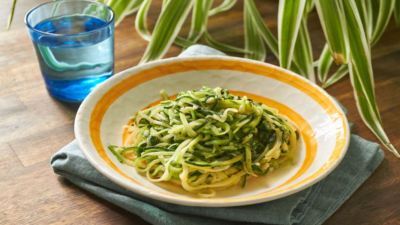 Fideos de zucchini con espinaca y parmesano 