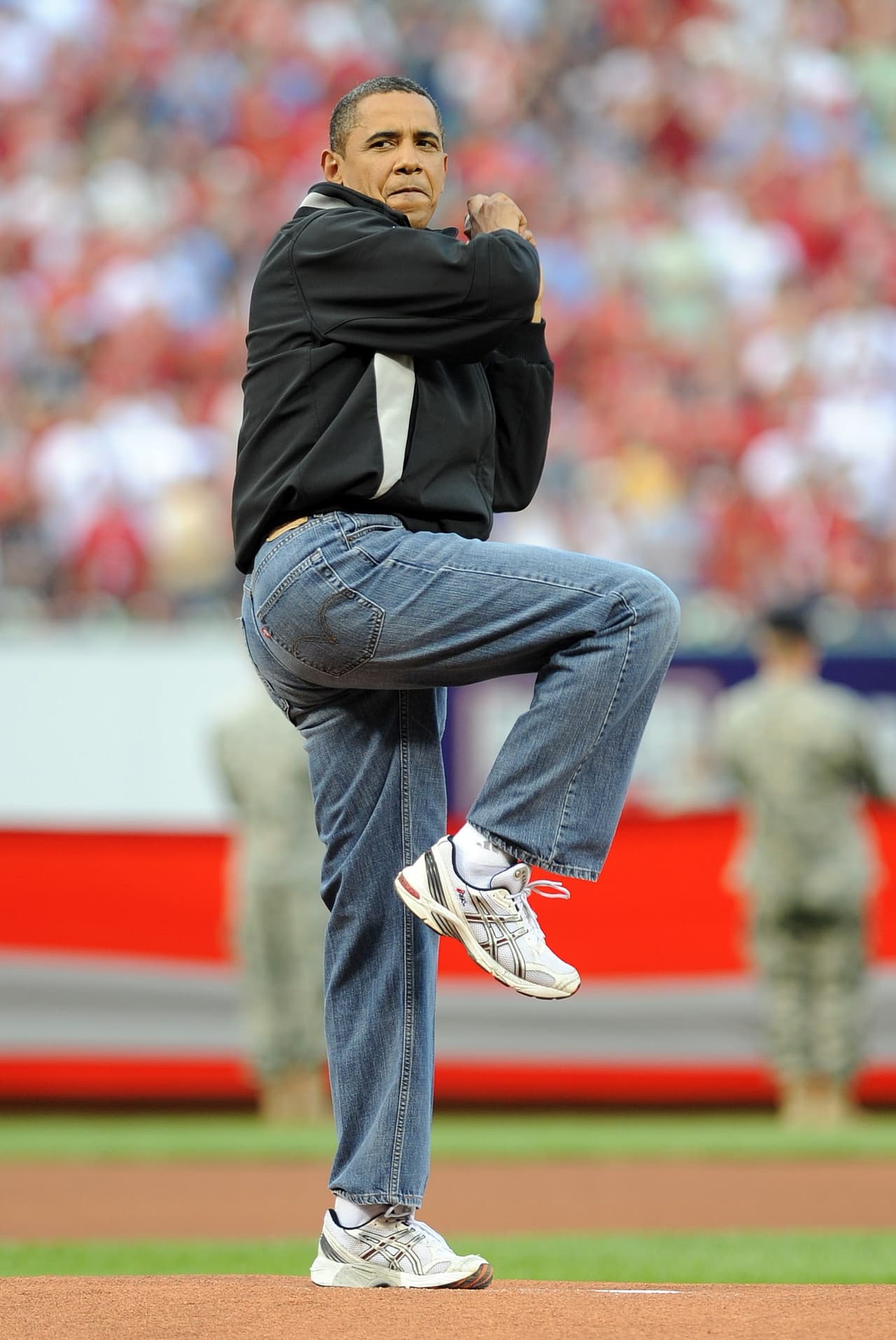 Barack Obama haciendo su lanzamiento de pelota en el Juego de las Estrellas de la Liga Mayor de Beisbol en 2009.