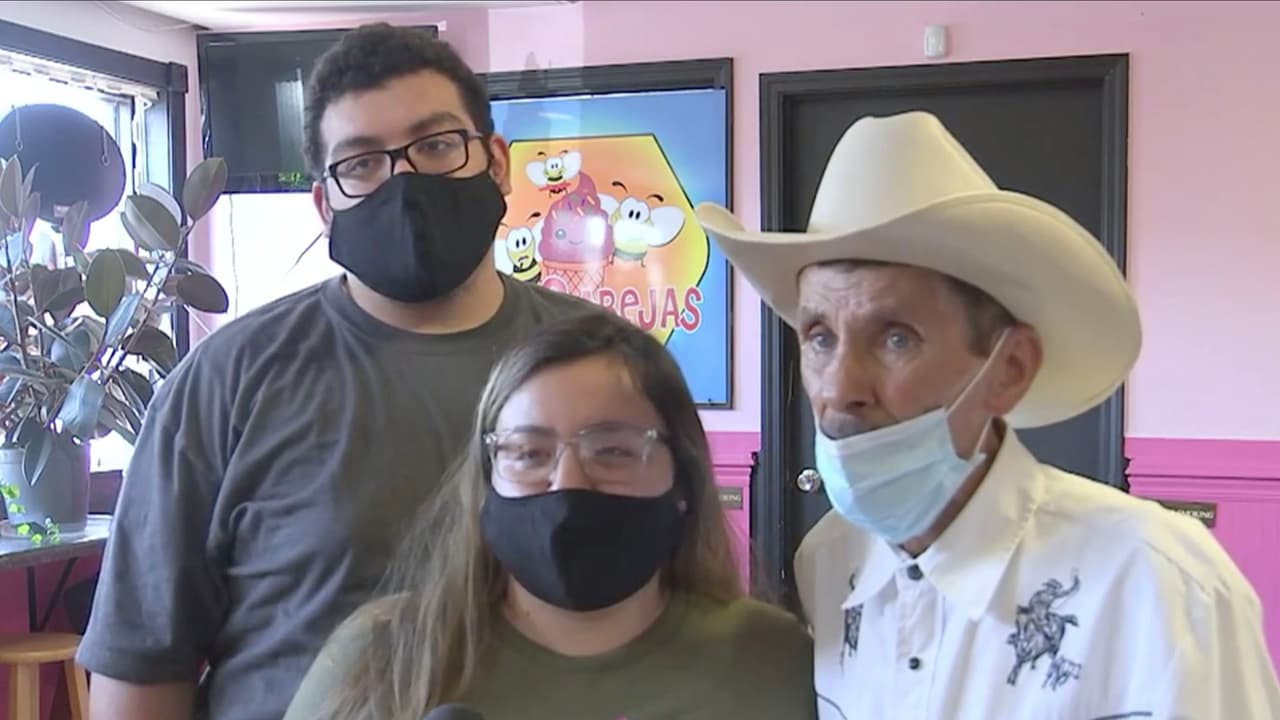 “Le pido a mi Dios que los bendiga”: entregan miles de dólares a paletero de 70 años en Chicago