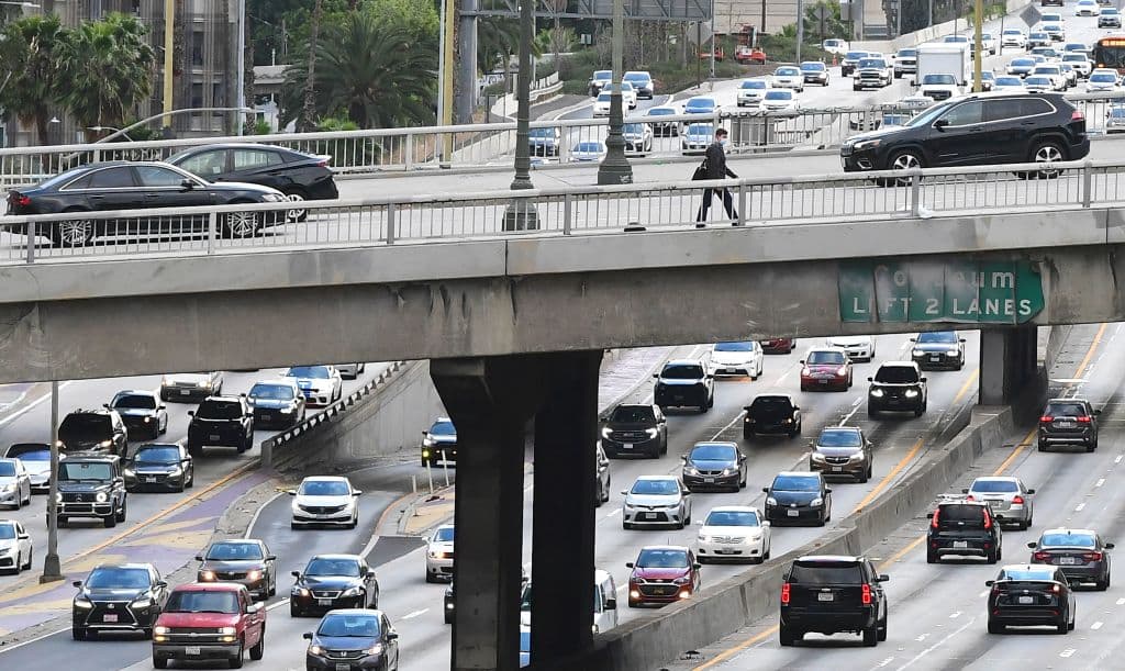 El 
<a href="https://mobility.tamu.edu/umr/" target="_blank">Informe de Movilidad Urbana de 2021</a>, a cargo del Instituto de Transporte de Texas A&M, le ha quitado a Los Ángeles el título que había retenido por casi 30 años: el de 
<b>la ciudad con el peor tráfico de EEUU</b>.